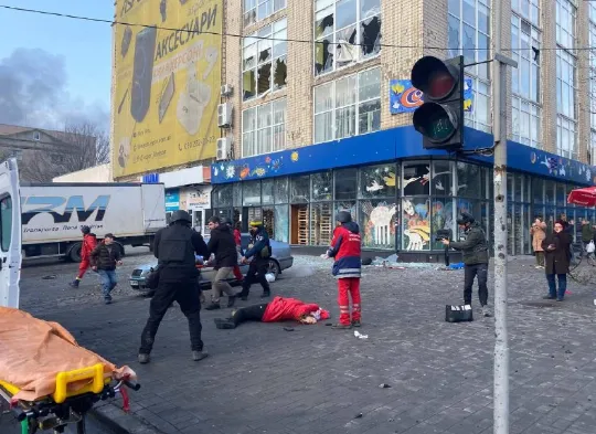 П'ятеро загиблих, десятки поранених: росіяни обстріляли центр Херсона (фото 18+, оновлено)