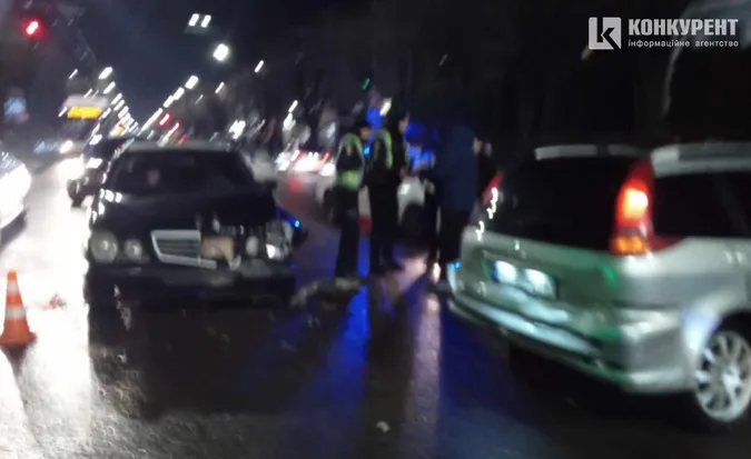 Не дотримався дистанції: у Луцьку водій Mercedes спричинив ДТП (відео)