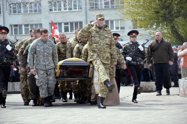 ...труну з тілом героя несуть до драмтеатру...