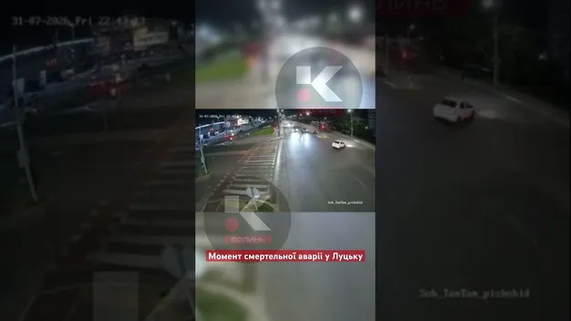 Летів на шаленій швидкості: момент жахливої смертельної аварії у Луцьку на Соборності (відео)