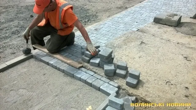 Нещодавно облаштований тротуар у Луцьку «розсипався» (фотофакт)
