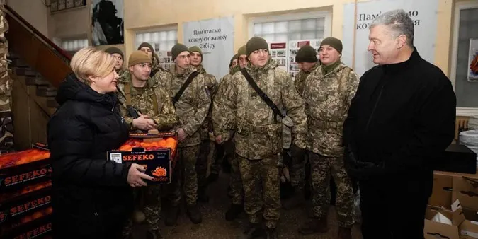 Порошенко привіз десантникам в Авдіївку обладнання для відеорозвідки й мандарини (фото)