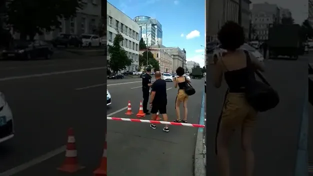 У Києві чоловік взяв у заручники банкіра у торговому центрі: погрожує вибухом