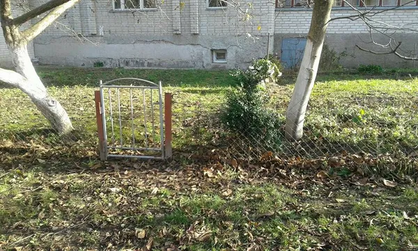 Муніципали зносять паркани у луцьких дворах (фото)