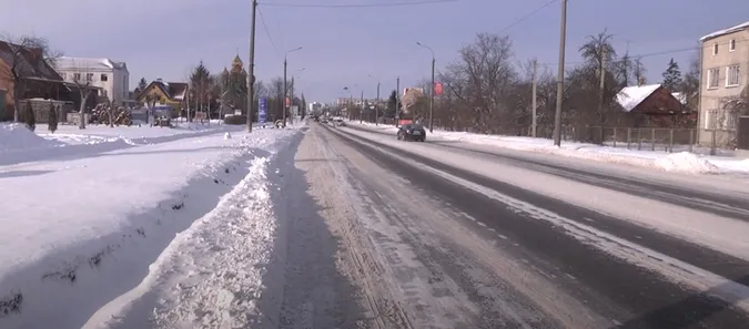 Луцькі комунальники продовжують розчищати дороги від заметів (відео)