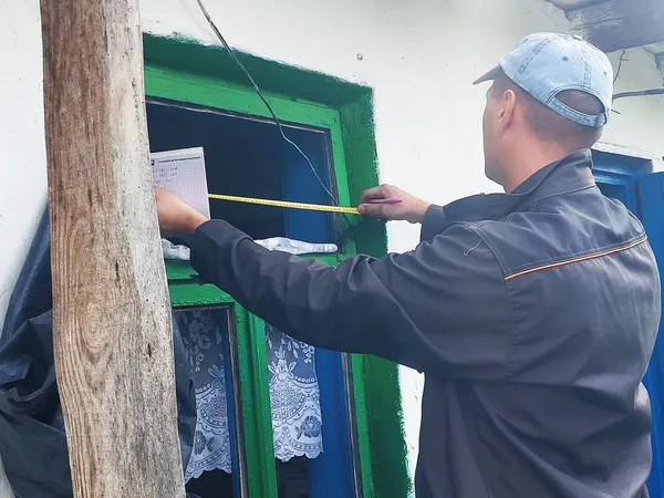 «Вийшла до сусідки і це врятувало життя»: на Ковельщині дрон впав біля хати 78-річної бабусі воїна (фото)
