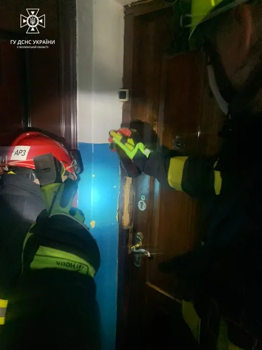 Бабуся задихалася у зачиненій квартирі: на Волині рятувальники визволили стареньку