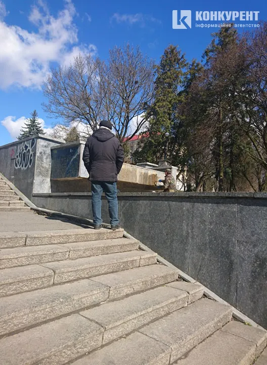 Луцьк чистять від дивних написів (фото)