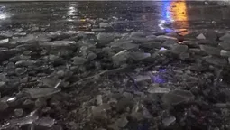 Уламки льоду: у Володимирі розкришився новий каток (фото)