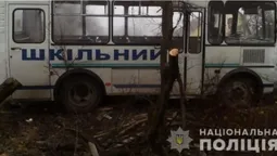 Водію стало зле: на Волині шкільний автобус в’їхав у паркан і дерева