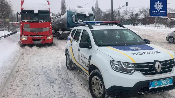 Спільна робота: патрульні й комунальники ліквідували затор у Луцьку (фото)