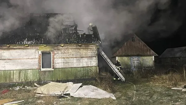 На Ківерцівщині горів будинок: під час гасіння виявили тіло чоловіка (фото, відео)