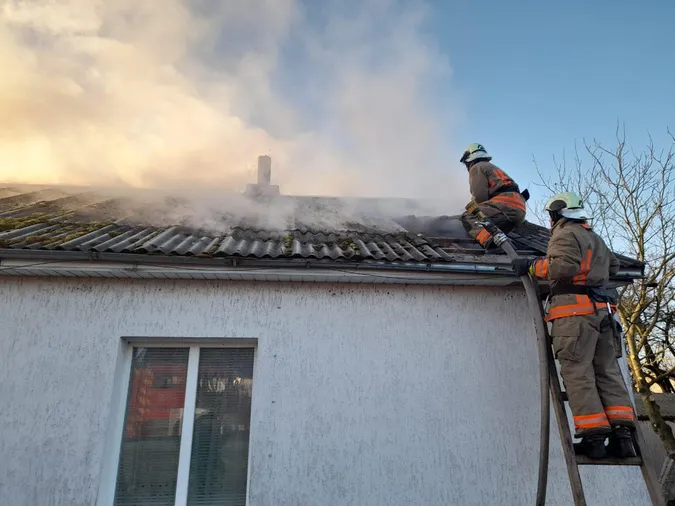 Вогонь виник в районі димаря: на Ковельщині горів житловий будинок (фото)