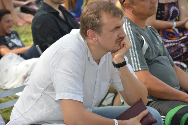 Громадський Активіст Богдан Климчук уважно слухає Кіпіані