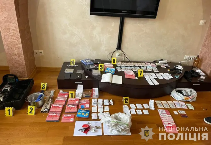 Ховали в одязі: волинські поліцейські викрили масштабну схему торгівлі метадоном (фото, відео)