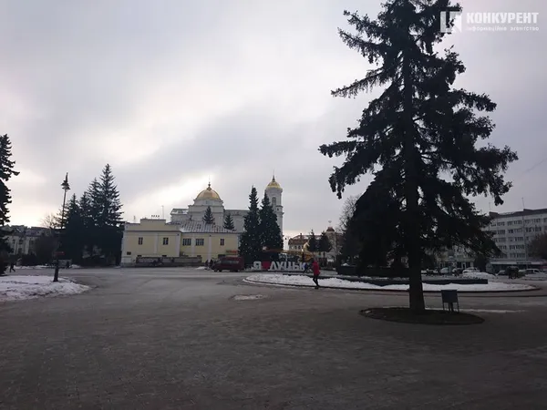 Свято закінчилося: із луцьких ялинок знімають прикраси (фото)