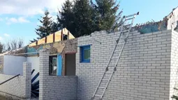 На Волині монахи розвалили будинок лікаря: кажуть, земля – їхня