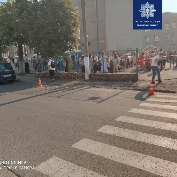 Патрульні стежили за порядком біля луцьких шкіл