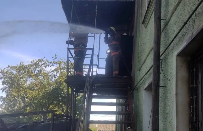 Опинилися у пастці: у Горохові з вогню витягли жінку з трьома дітьми