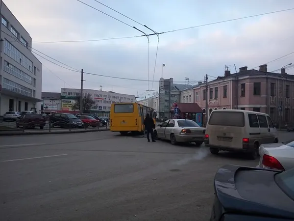 У центрі Луцька – аварія за участі маршрутки (фото)