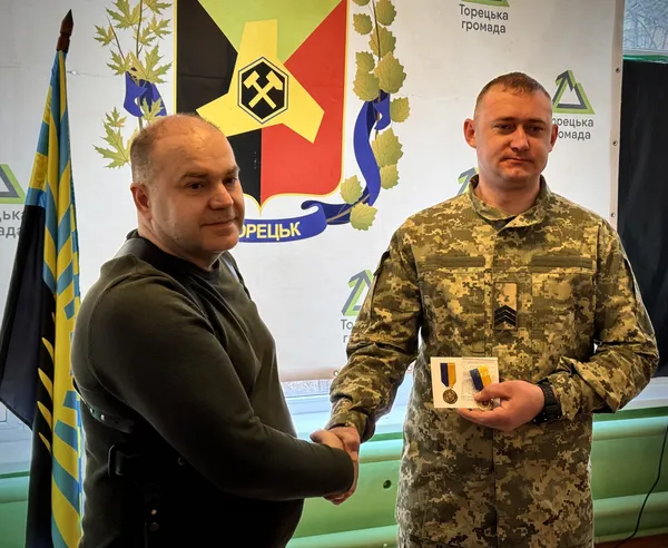 «Сталеву Сотку» нагородили медалями за оборону Торецька (фото)