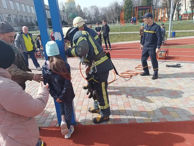 У Нововолинську рятували дитину на спортмайданчику