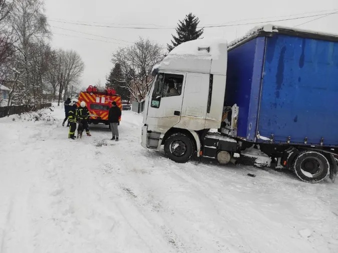 У Турійську на дорозі застрягла вантажівка