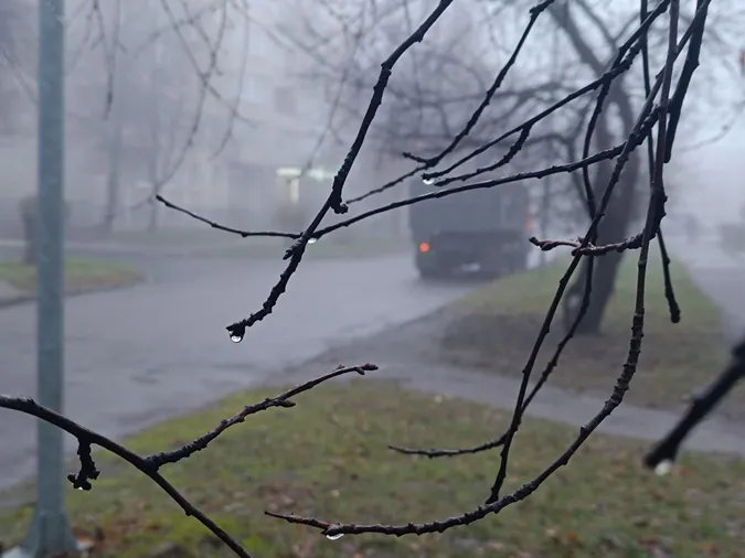 У Луцьку – густий туман: водіїв та пішоходів просять бути обережними