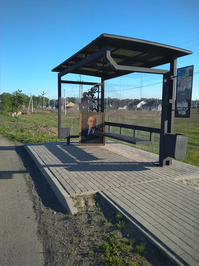 Під Луцьком на зупинці невідомі залишили портрет Леніна (ФОТОФАКТ)