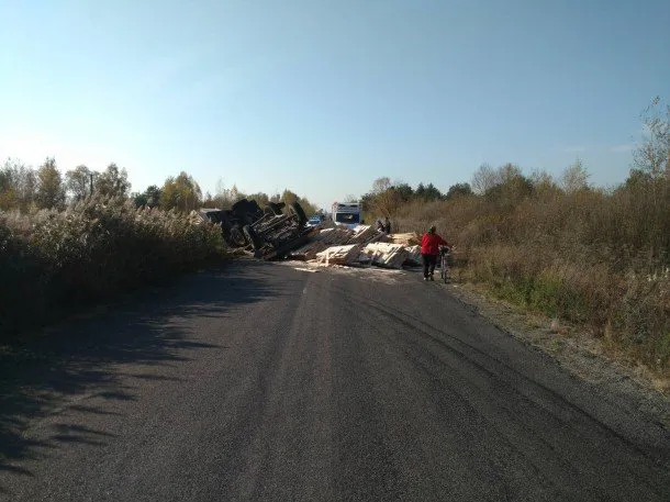 На Волині перекинулася вантажівка, яка везла пиломатеріали (фото)