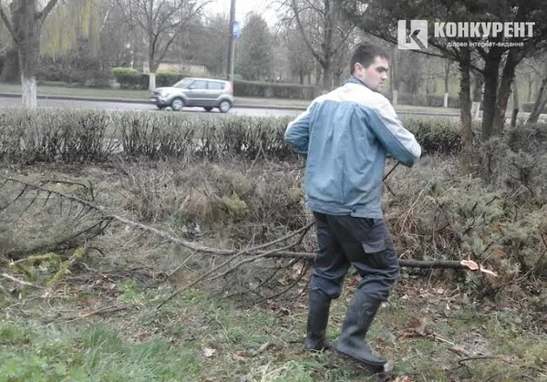 Представники топ-підприємств Волині почали прибирати луцький парк