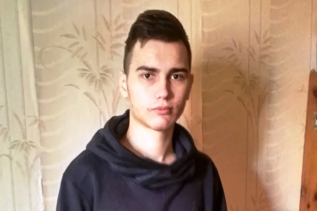 Мучиться від болю і не може ходити: юнаку з Луцька потрібна допомога (фото)