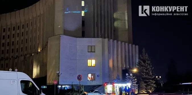 У Луцьку із вікон Волинської ОВА йде дим: що відомо (фото, відео)
