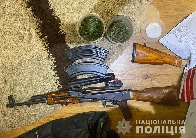 Автомат, бурштин, коноплі: 33-річний волинянин зберігав удома багато цікавого (фото)