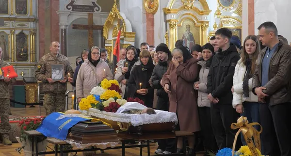 Остання колискова для брата: у Луцьку попрощалися з двома бійцями полку «РЕЙД» (відео)