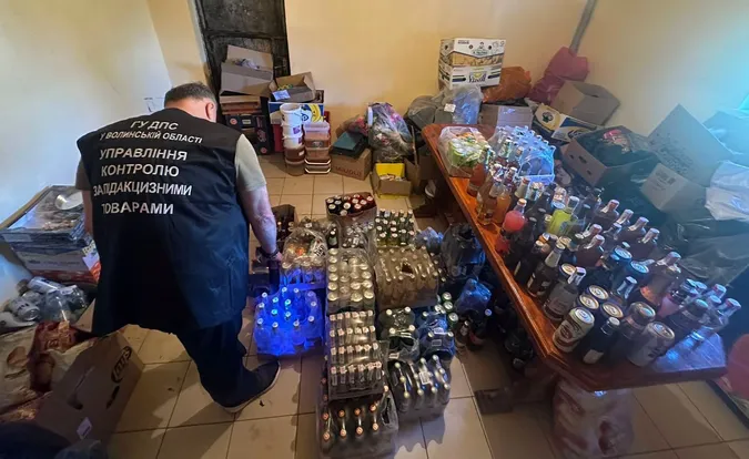 На Волині в магазині знайшли купу алкоголю та сигарет без акцизних марок