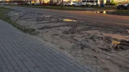 У Луцьку водії перетворили газон на багнюку (фото)