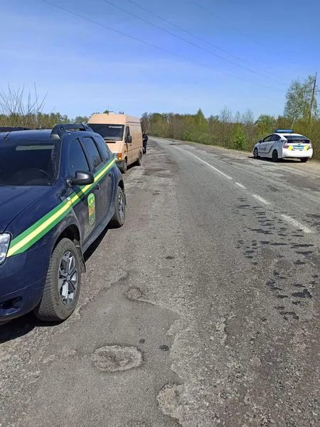 На автодорозі Луцьк – Любешів – Дольськ два дні поспіль ловили крадіїв лісу (фото, відео)
