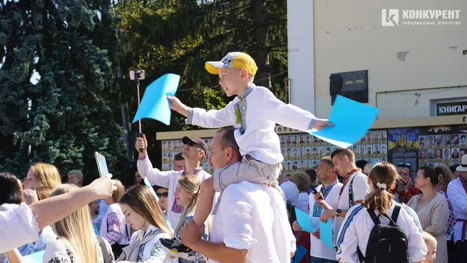 Лучани у День міста тілами склали карту України (фото)