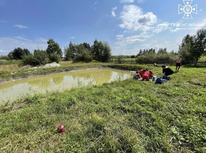 Врятувати не вдалось: у Поворську 10-річний хлопчик впав у водойму (фото)
