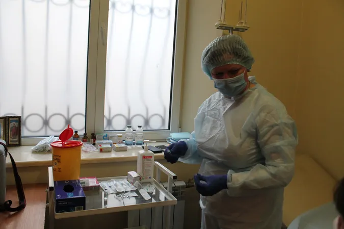 70 медиків Волинської обласної лікарні вакцинувалися проти COVID (фото)