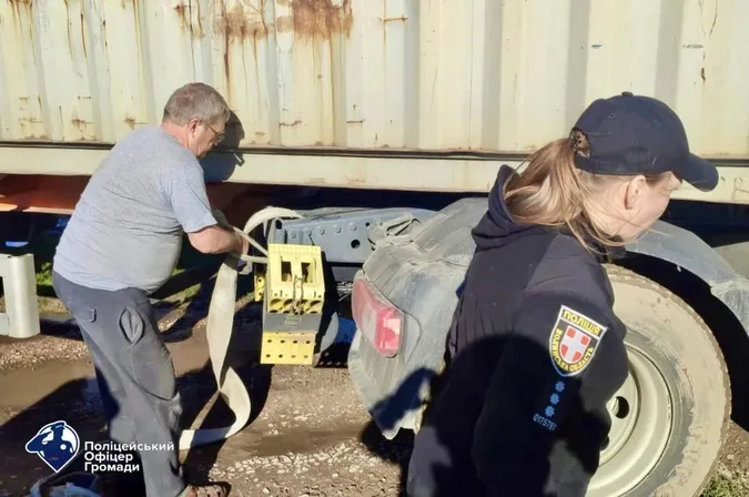 На Волині вантажівка загрузла на узбіччі й перекрила рух через міст (фото)