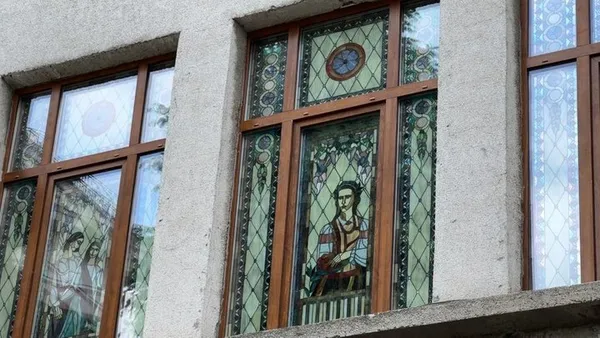Вітражі ззовні ВНУ