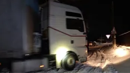 Наслідки негоди: на Волині вантажівка перекрила рух транспорту (фото)