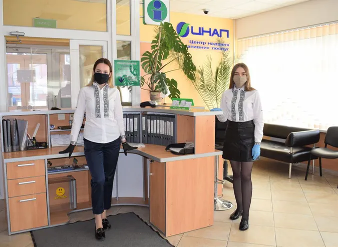 Маска, рукавички і своя ручка: луцький ЦНАП відновлює роботу