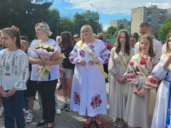 «Бо ми – люди-титани»: як у Луцькому ліцеї №10 танцювали випускний вальс (фото, відео)