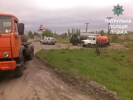 У Луцьку затримали вантажівки, які зливали нечистоти (фото)