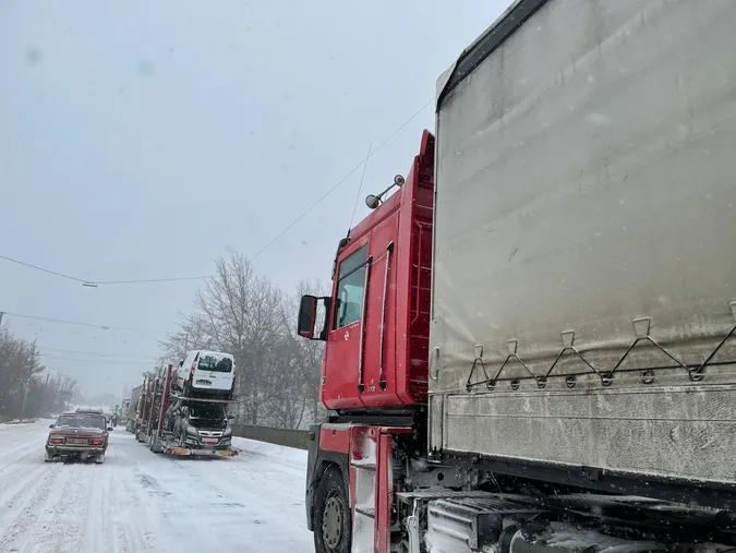 Негода скувала рух на Дубнівському кільці: зупинилися фури (фотофакт)
