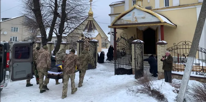 На Волині провели в останню дорогу 42-річного воїна з Волині Валерія Михальського (фото)