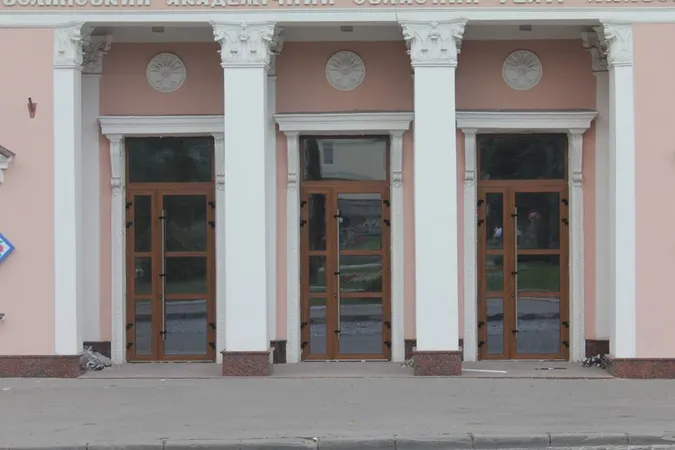 У Луцьку старовинні двері замінили на пластикові (фотофакт)